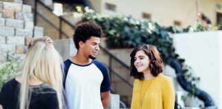 Jak radzić sobie z manipulacją poprzez asertywną komunikację