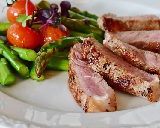 Czy można mieszać suchą karmę z surowym mięsem?