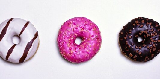 Czy można dać polewę na ciepłe ciasto?