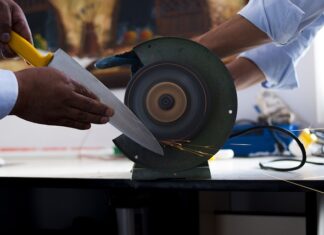 Pod jakim kątem ostrzyc scyzoryk?