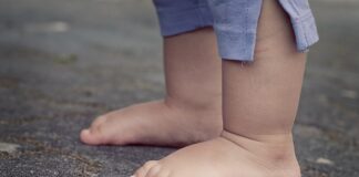 Dlaczego warto chodzić boso po trawie?