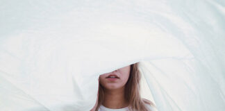 Eleganckie spodnie damskie materiałowe i bluzki – duet idealny na każdą okazję Eleganckie spodnie damskie materiałowe i bluzki