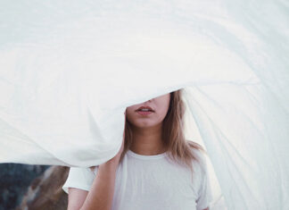 Eleganckie spodnie damskie materiałowe i bluzki – duet idealny na każdą okazję Eleganckie spodnie damskie materiałowe i bluzki