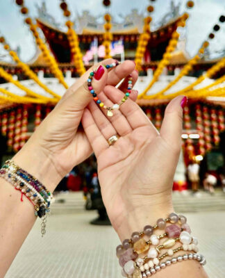 Bransoletki na gumce z kamieni