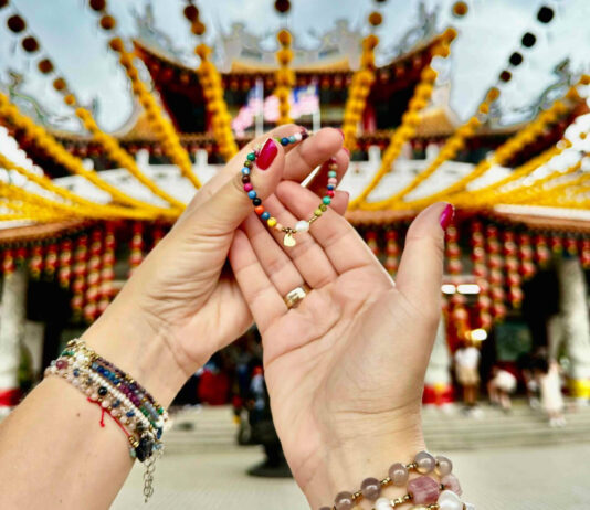 Bransoletki na gumce z kamieni