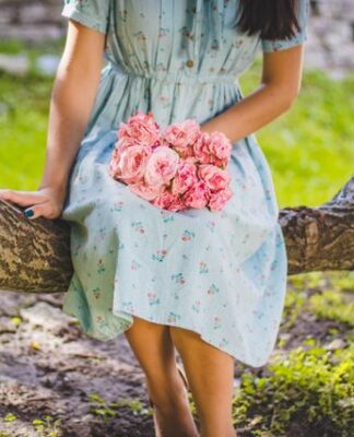Sukienki damskie na lato – kilka fasonów, które budują lekkość, wygodę i elegancję Sukienki damskie na lato